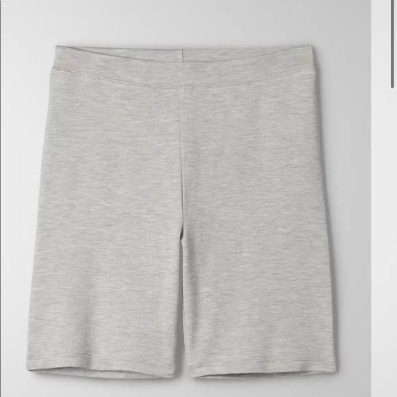 Aritzia Sahara shorts 7” - Picture 2 of 2